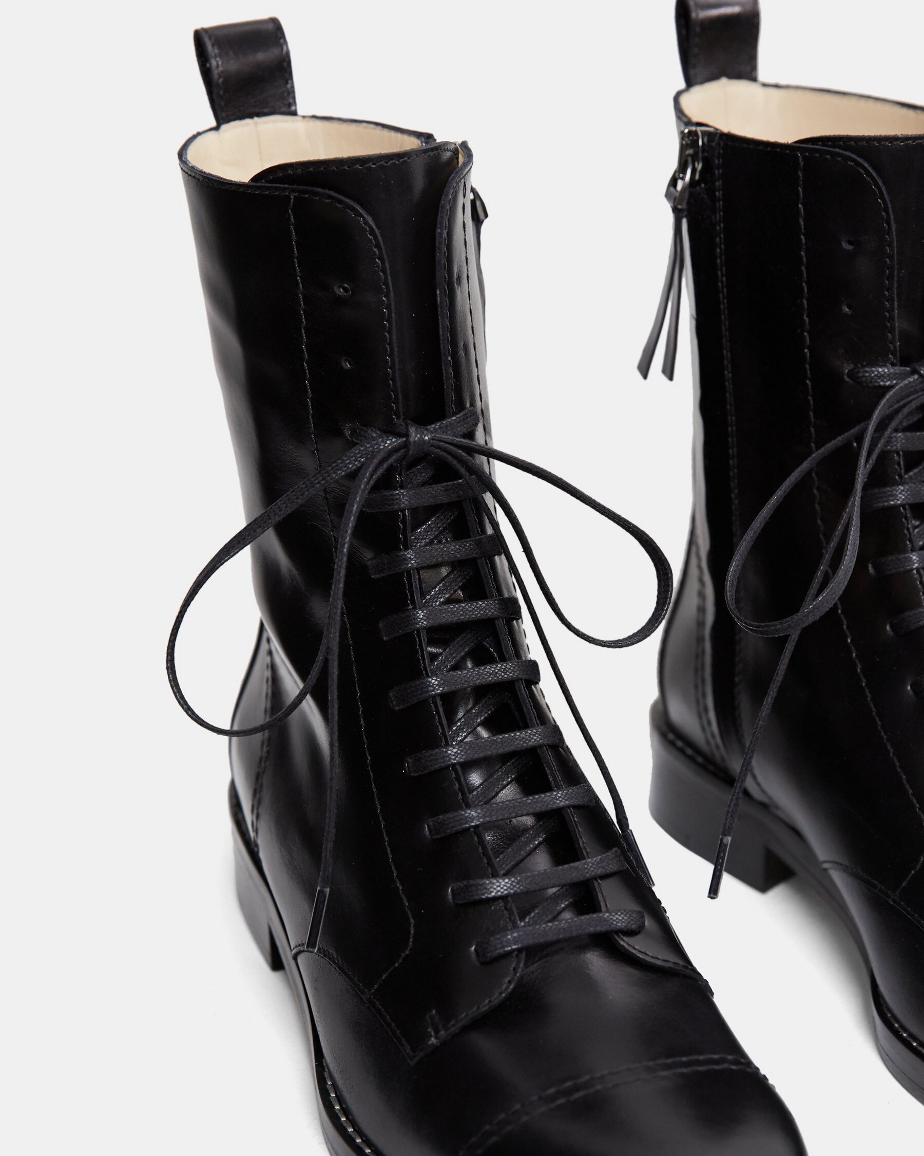 LACED BOOT