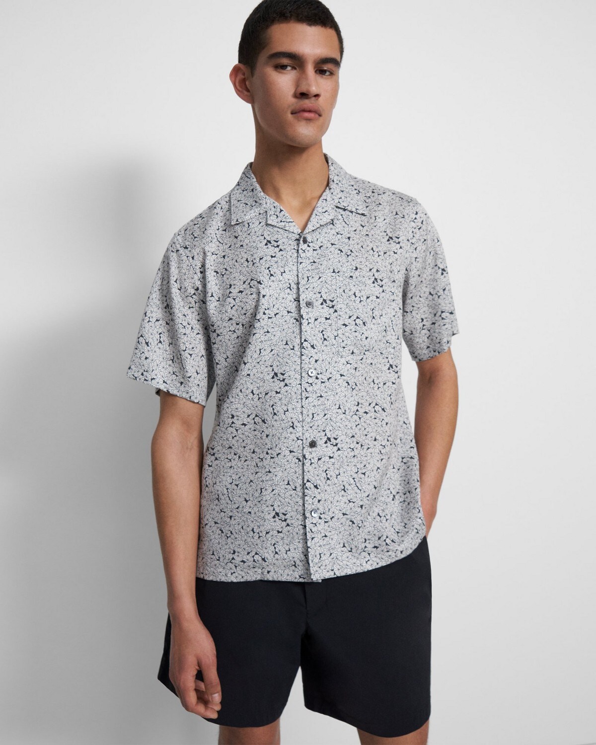 띠어리 맨 반팔 셔츠 Theory Noll Short-Sleeve Shirt in Floral Print Lyocell,BLACK/WHITE