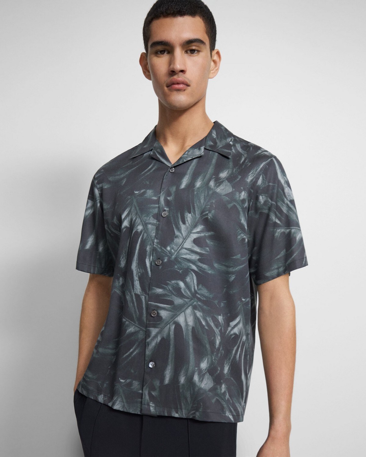 띠어리 맨 반팔 셔츠 Theory Noll Short-Sleeve Shirt in Palm Print Lyocell,BALSAM MULTI