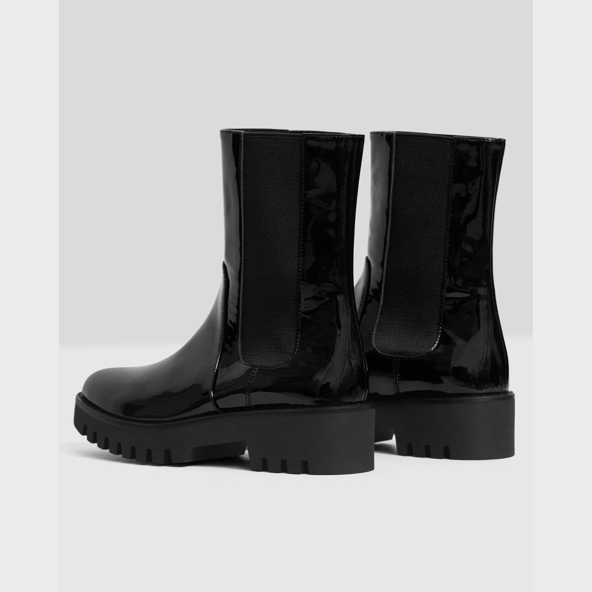 Chelseastiefel aus Lackleder