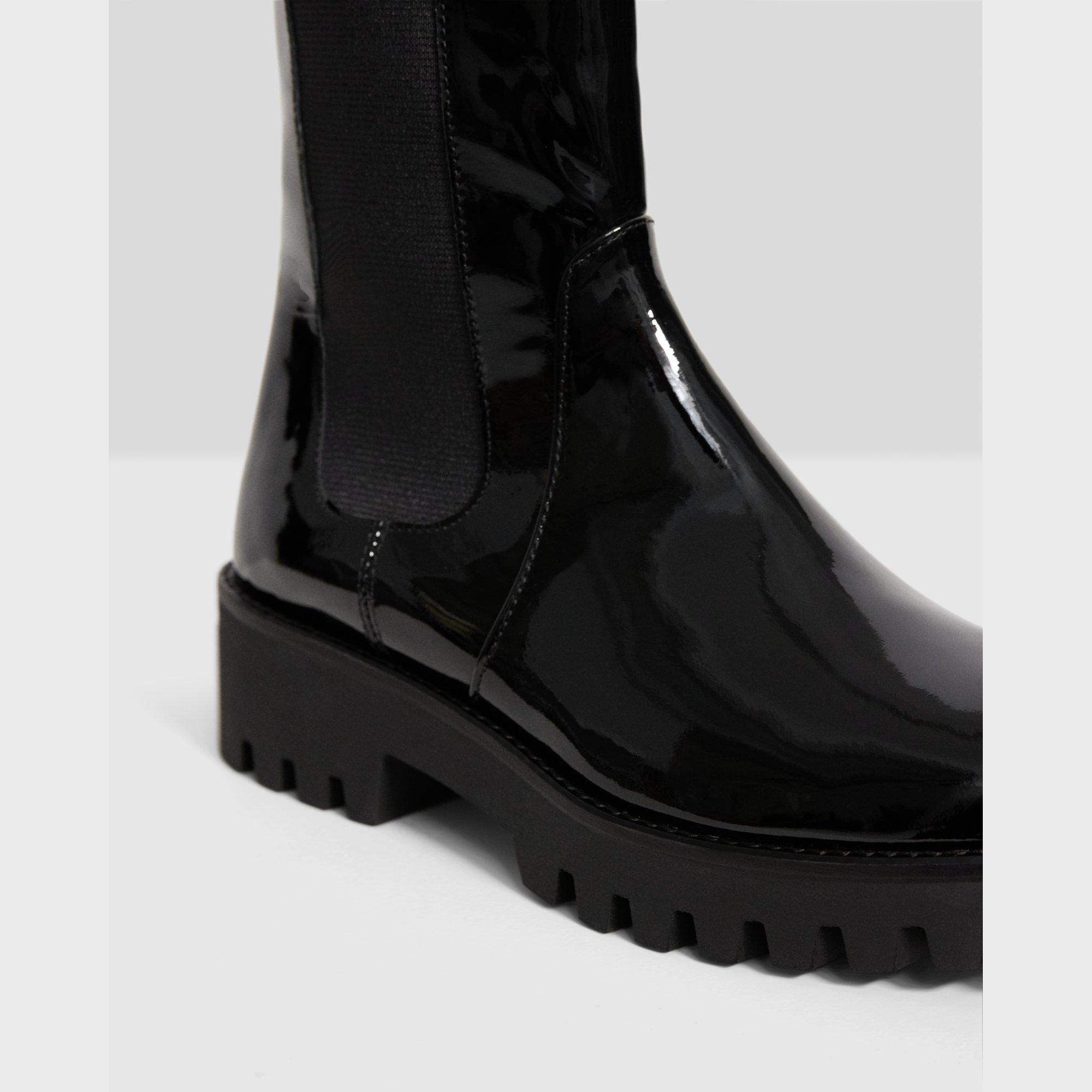 Chelseastiefel aus Lackleder