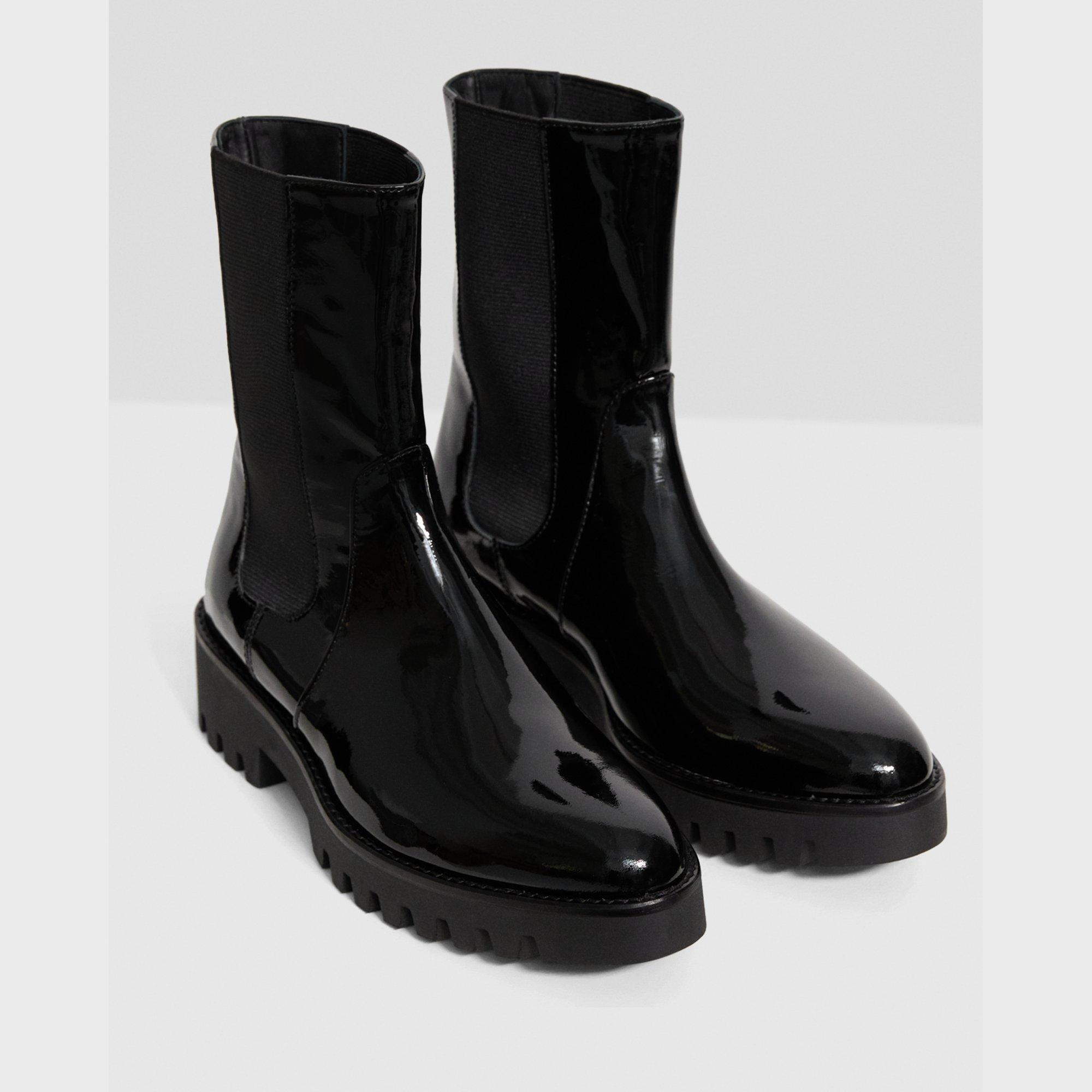 Chelseastiefel aus Lackleder