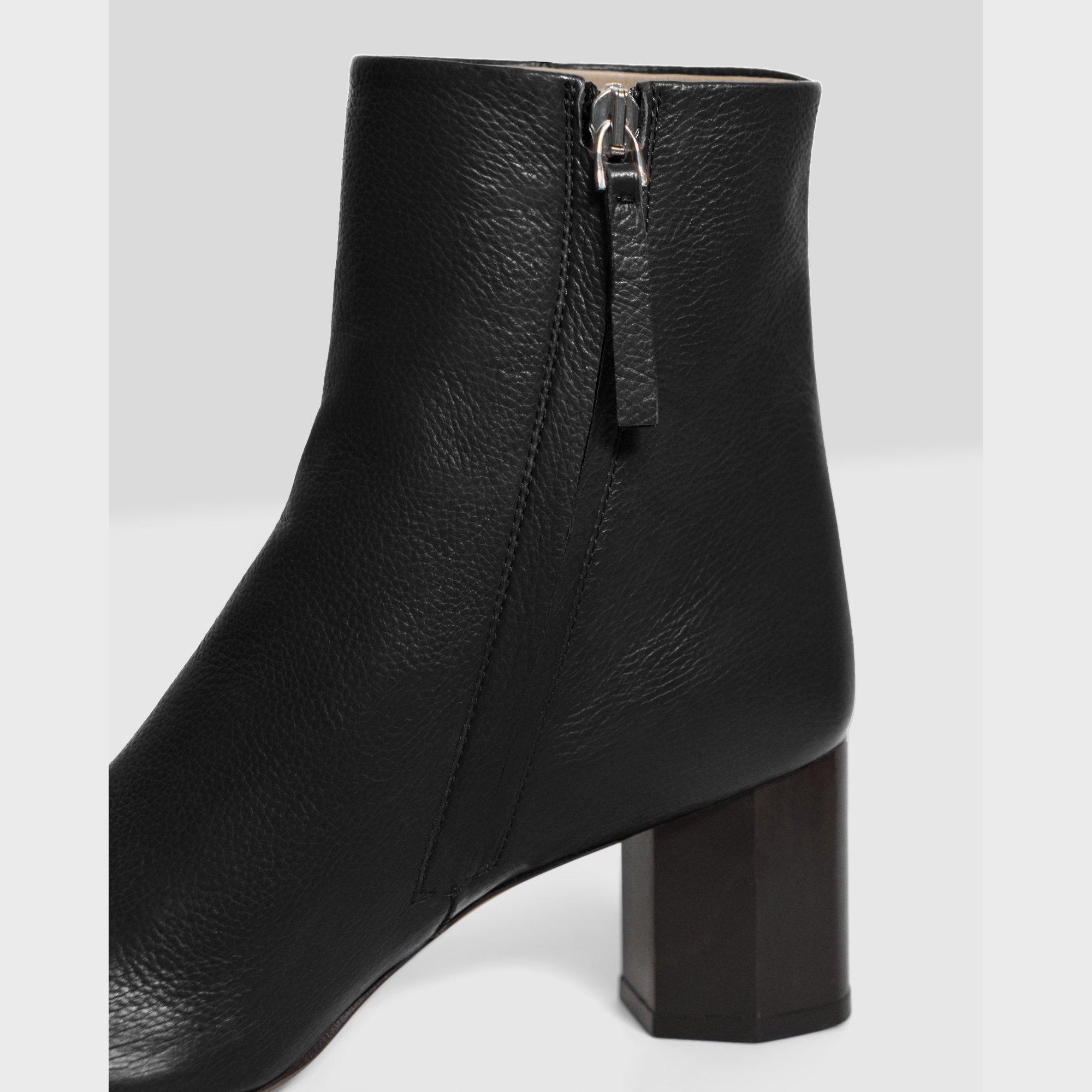 Hexa Bootie in Leather