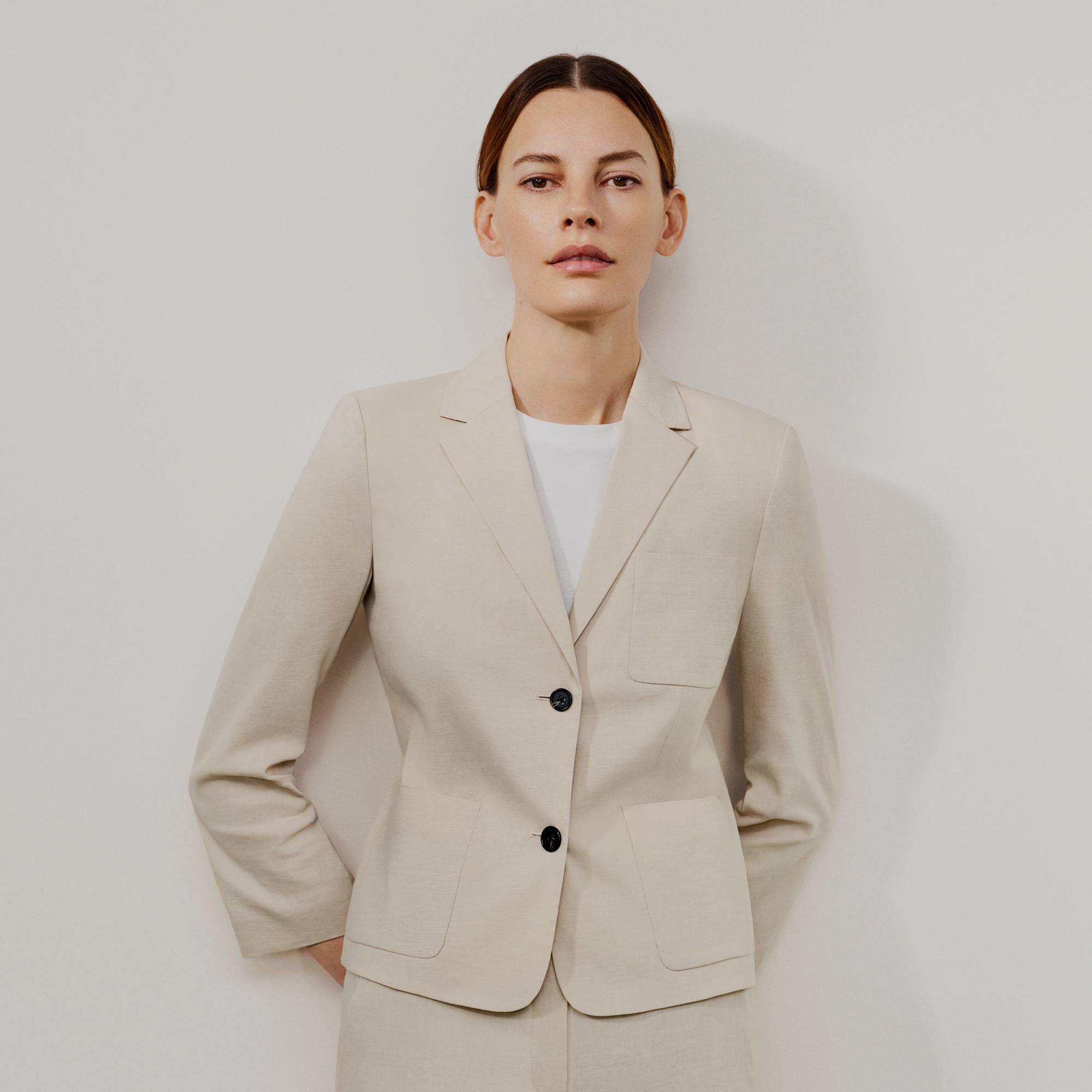 Kastenförmiger Blazer mit aufgesetzten Taschen aus Good Linen