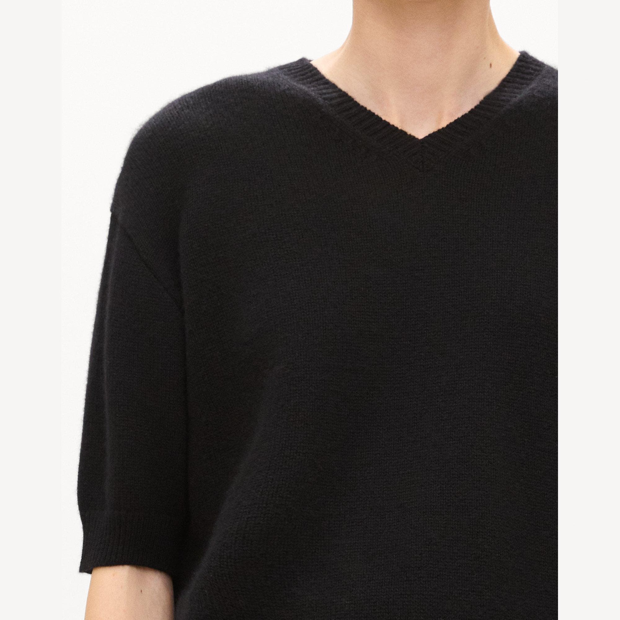 Cropped V-Neck Tee in Cashmere