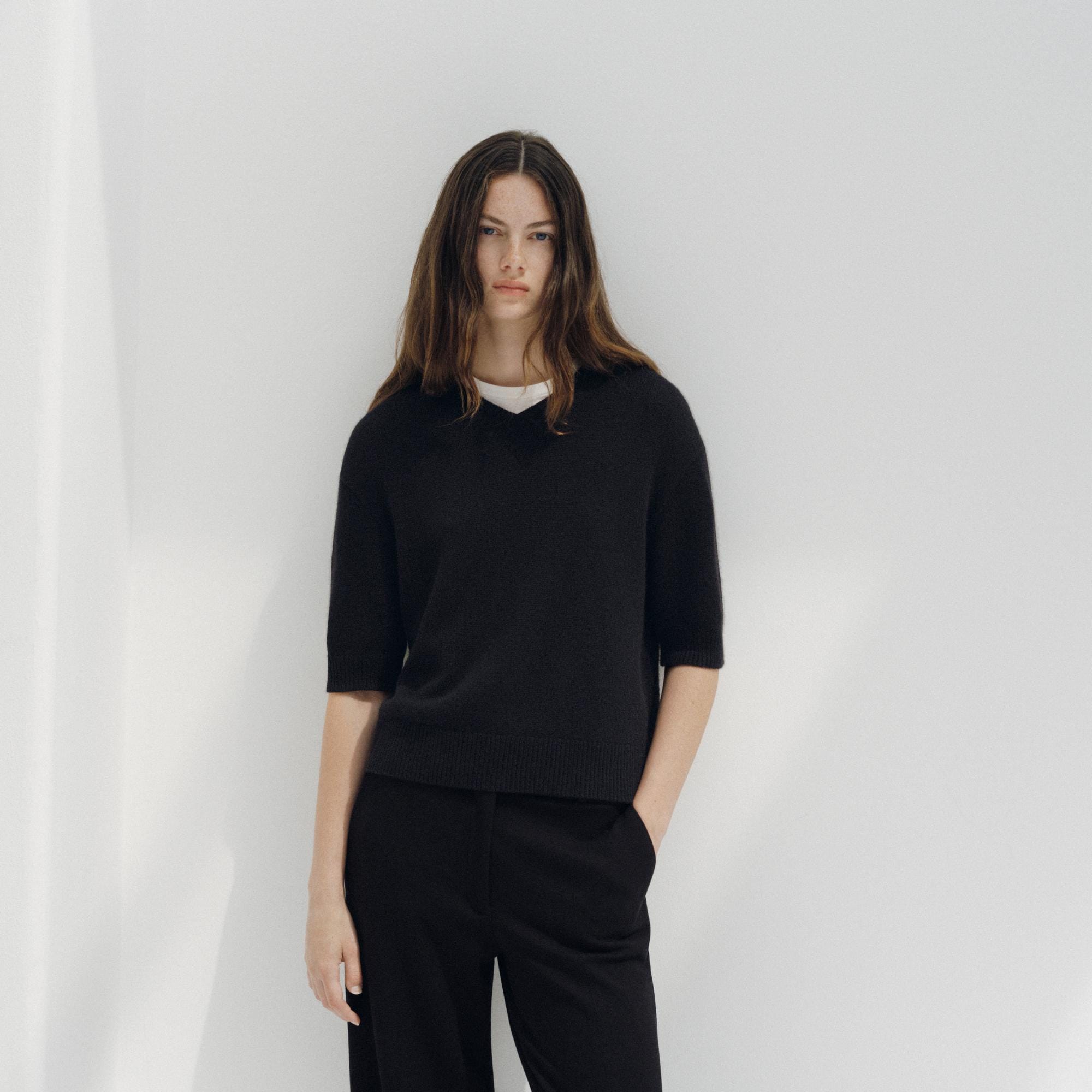 Cropped V-Neck Tee in Cashmere