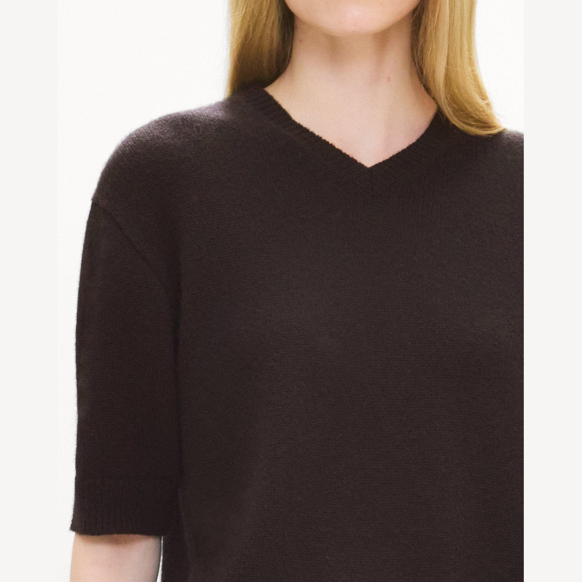 Cropped V-Neck Tee in Cashmere