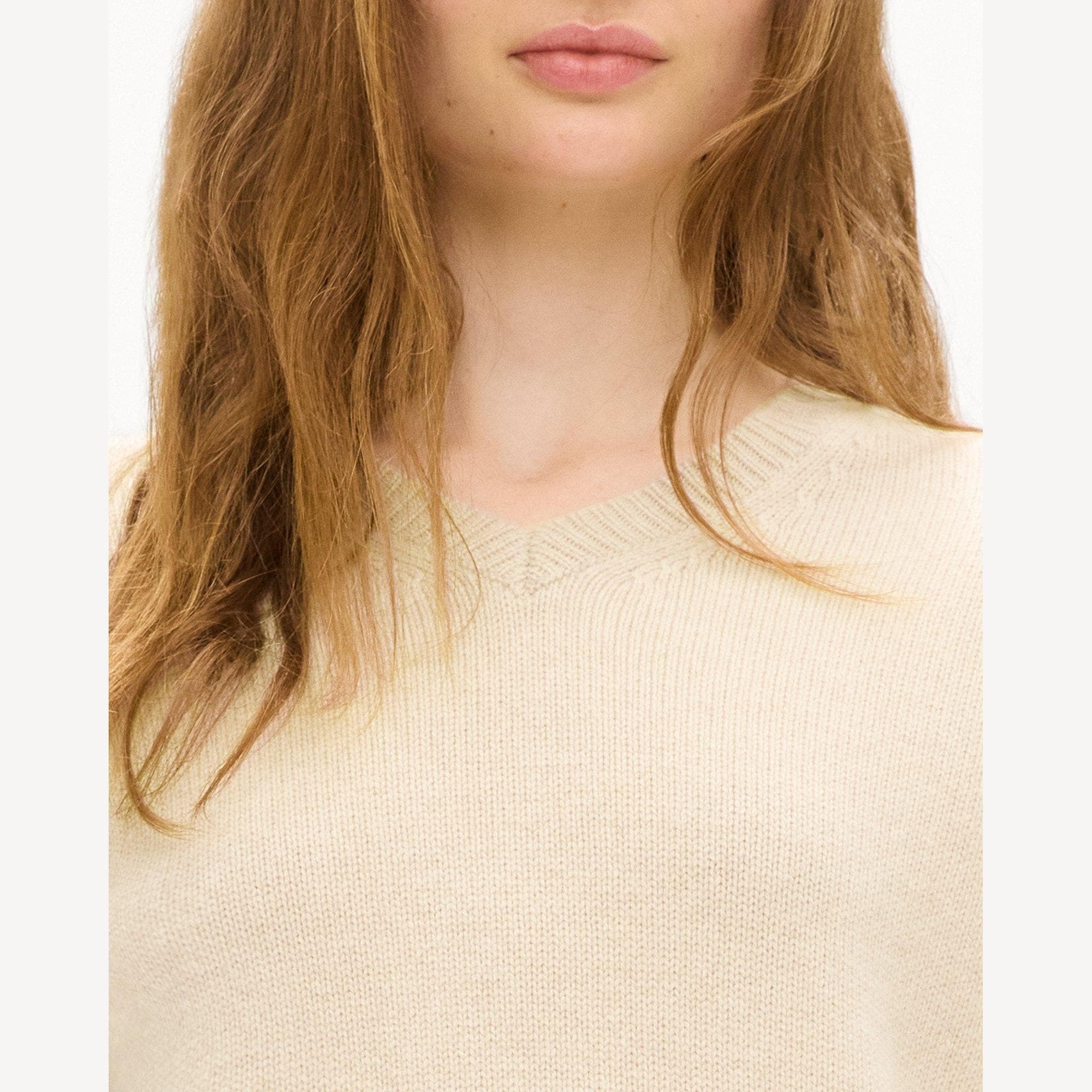 Cropped V-Neck Tee in Cashmere