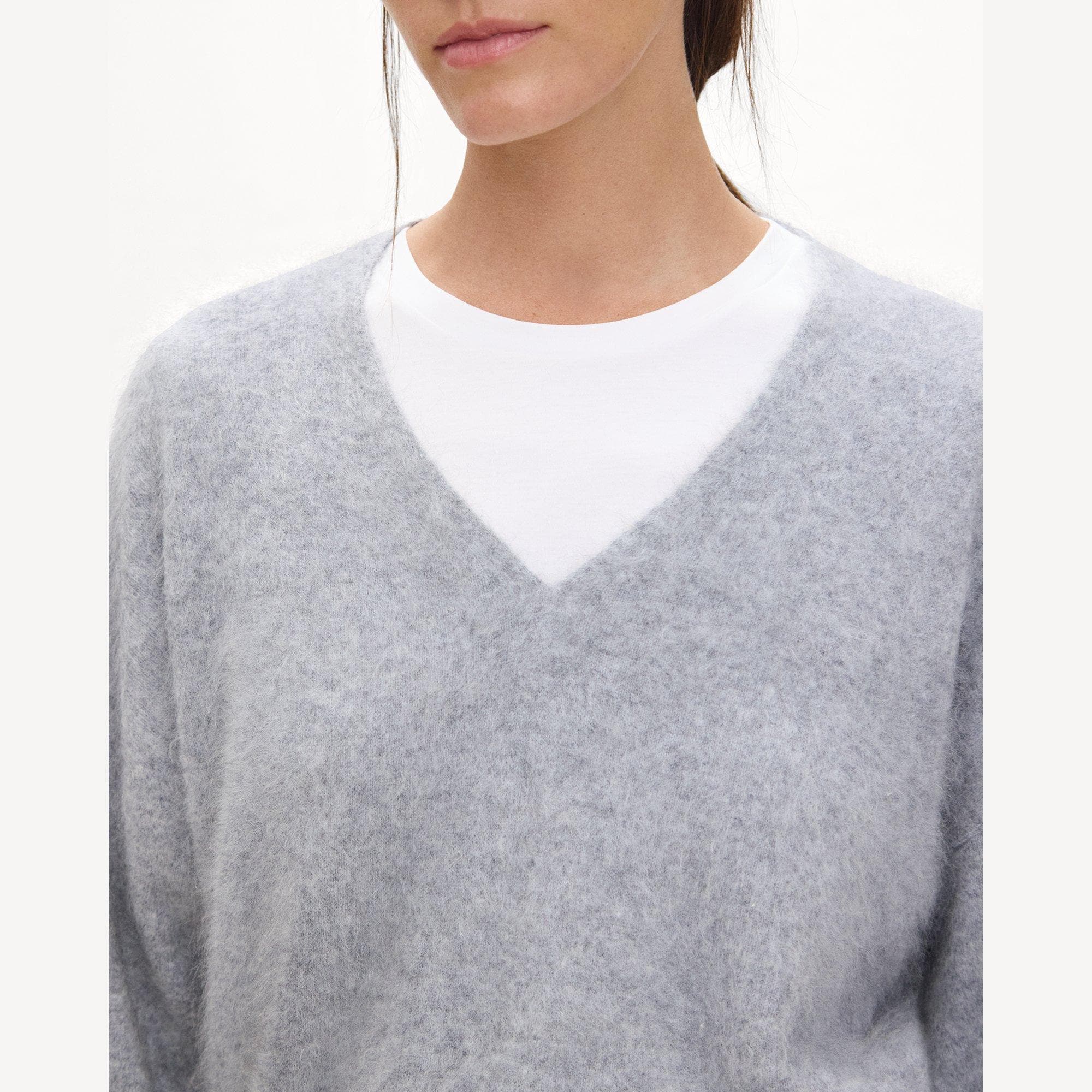 Relaxed V-Neck Sweater in Airy Cashmere