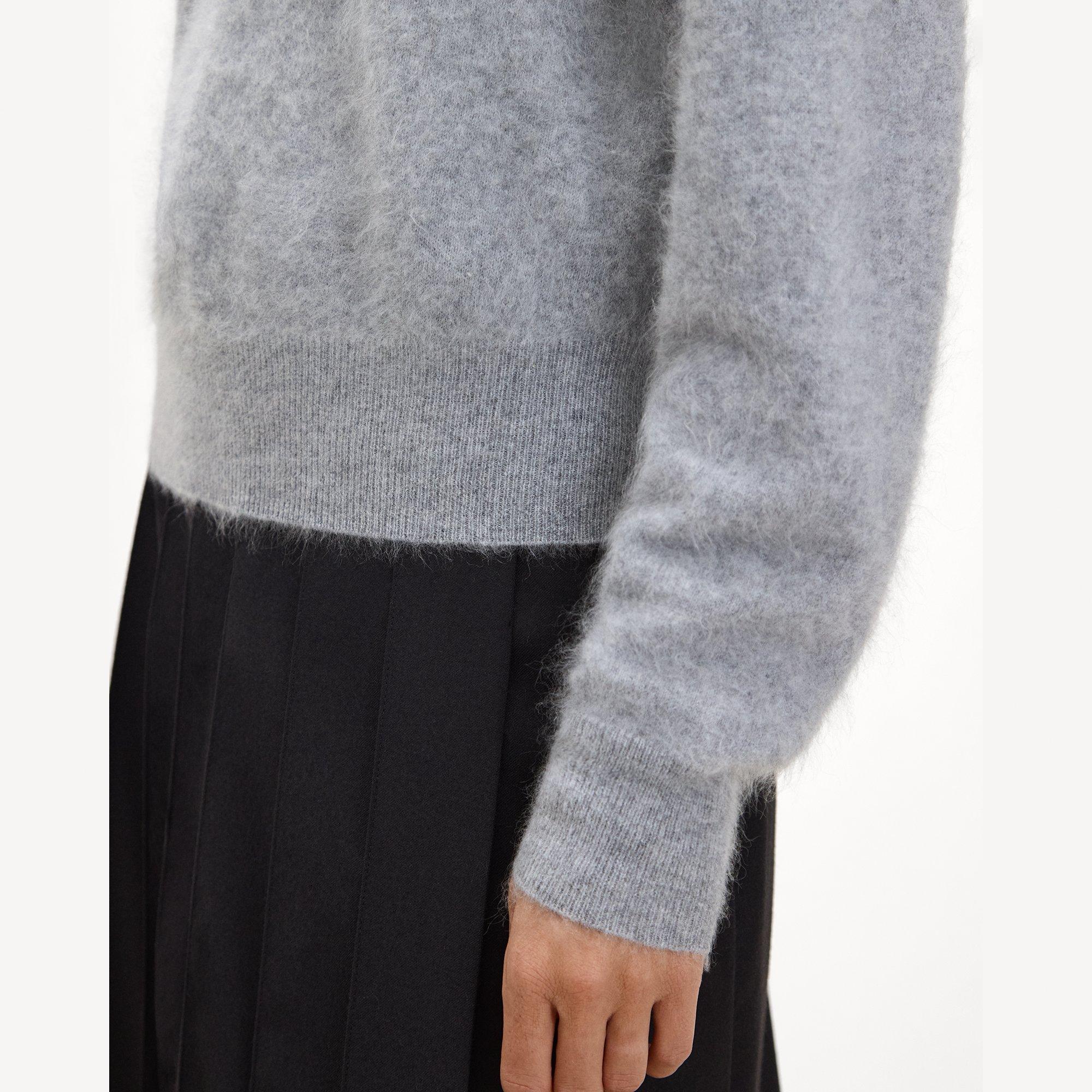 Relaxed V-Neck Sweater in Airy Cashmere