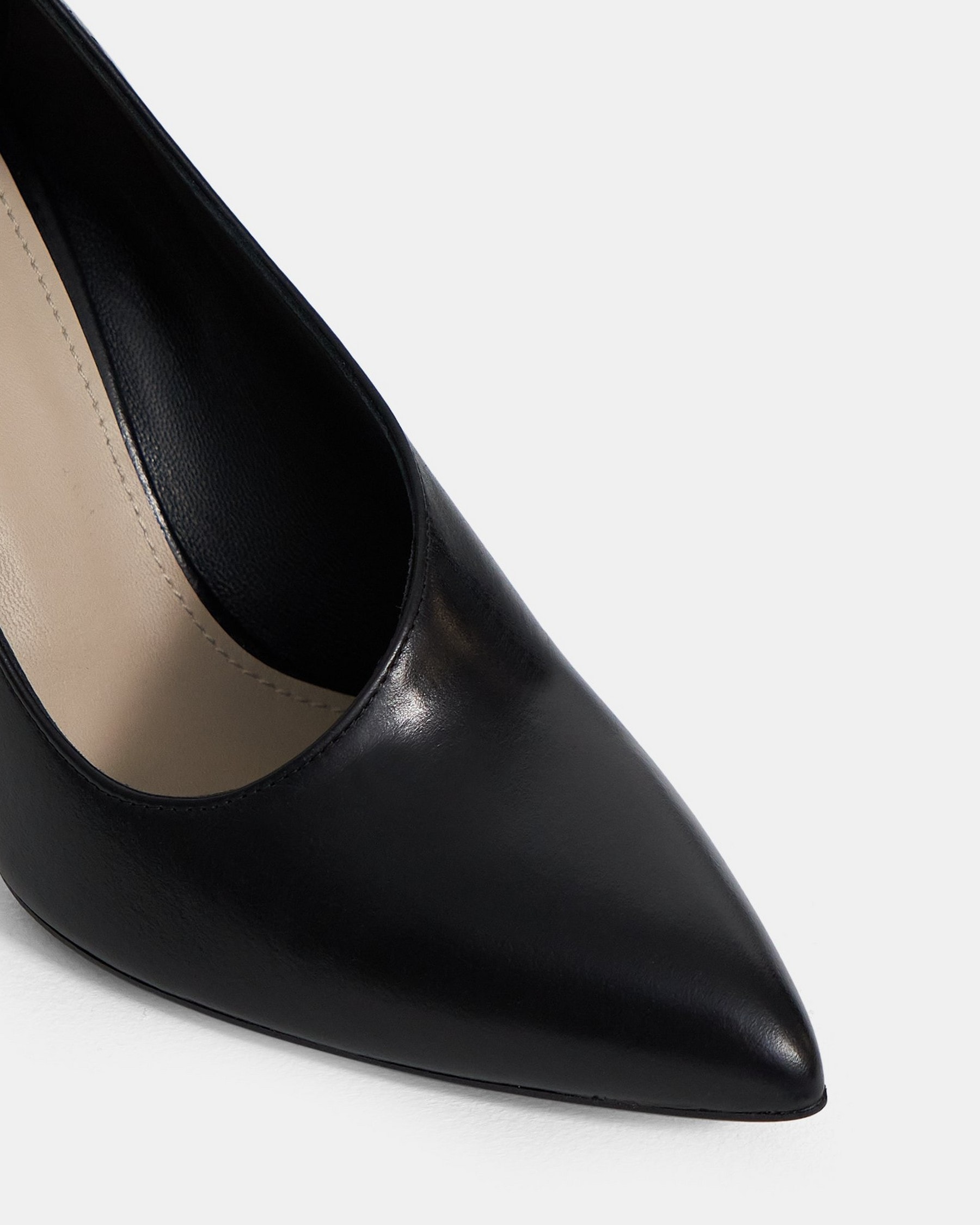Asymmetric Pump in Glossed Leather