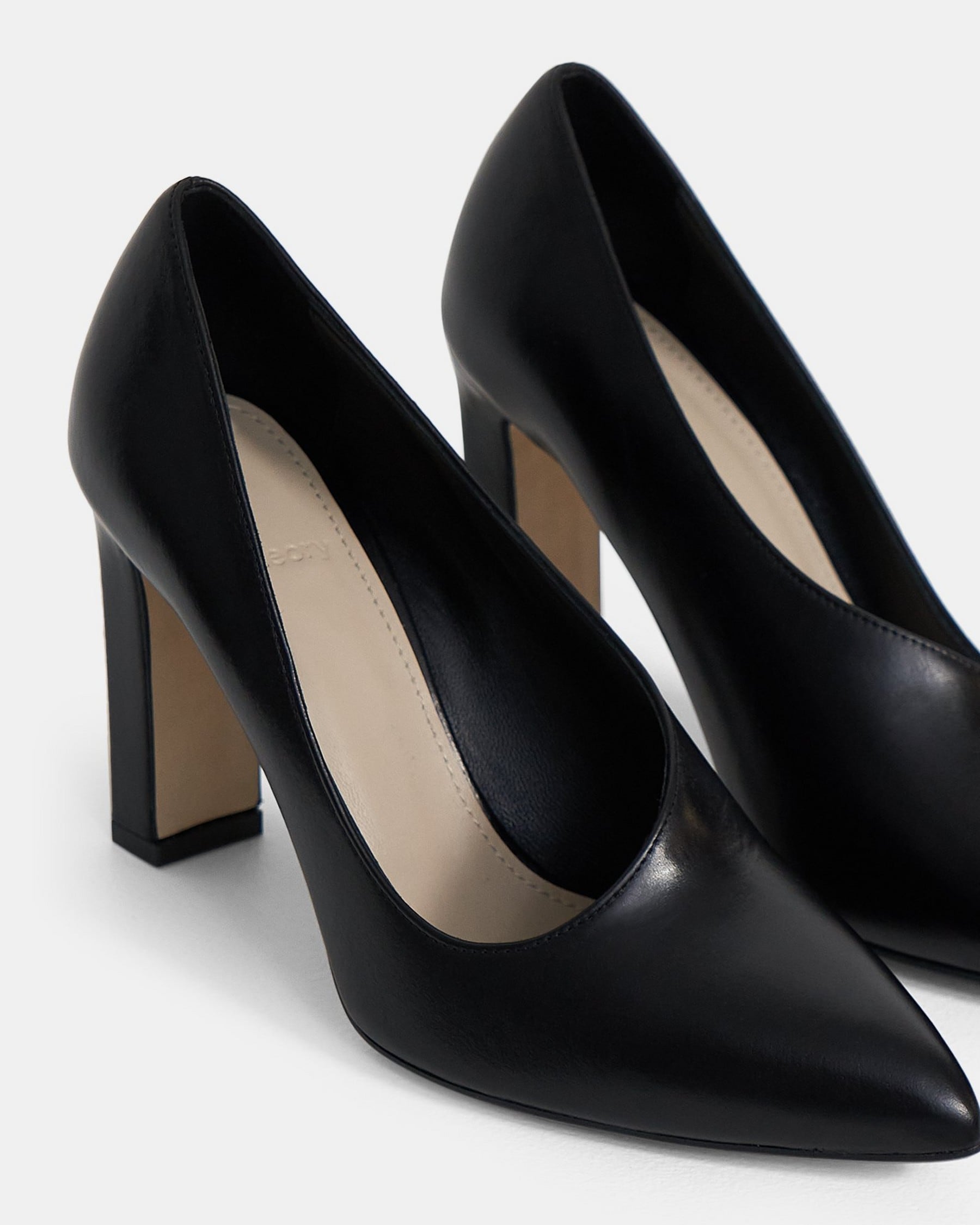 Asymmetric Pump in Glossed Leather