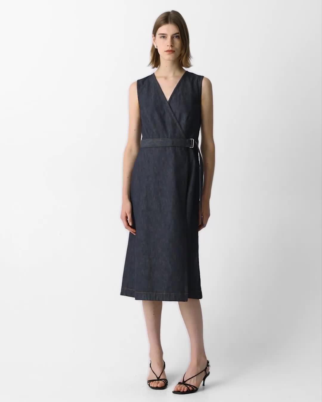 Robe trapèze enveloppante sans manches en denim