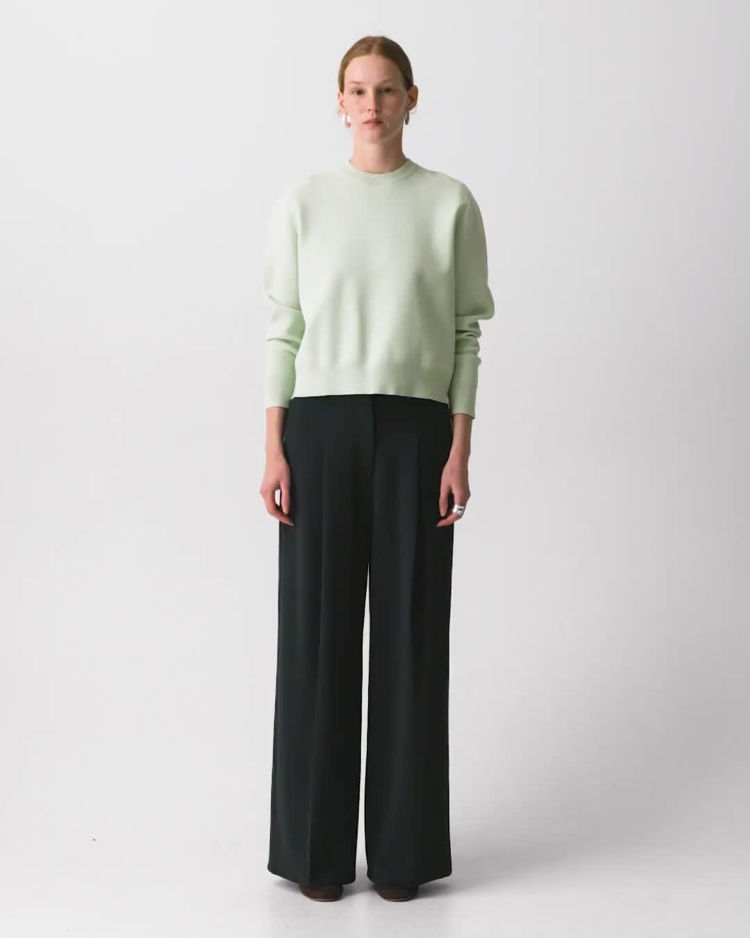 Cropped Crewneck Sweater in Light Bilen