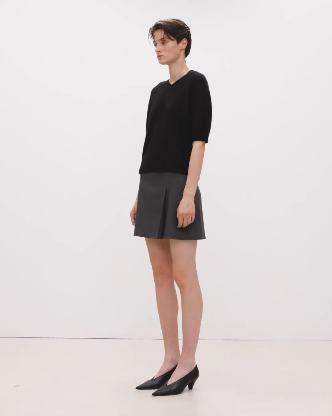Cropped V-Neck Tee in Cashmere