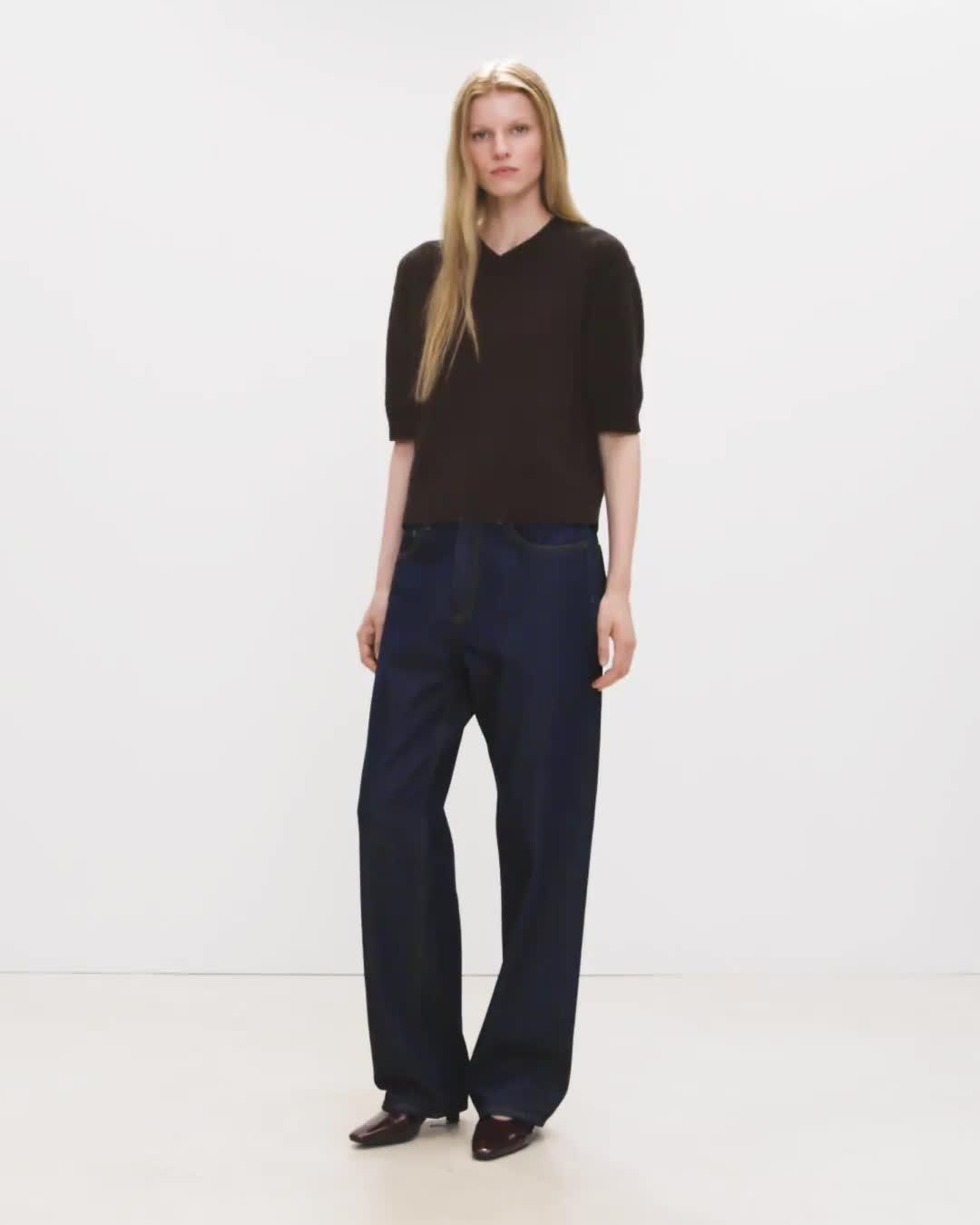 Cropped V-Neck Tee in Cashmere